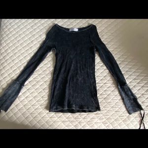 S women’s black top